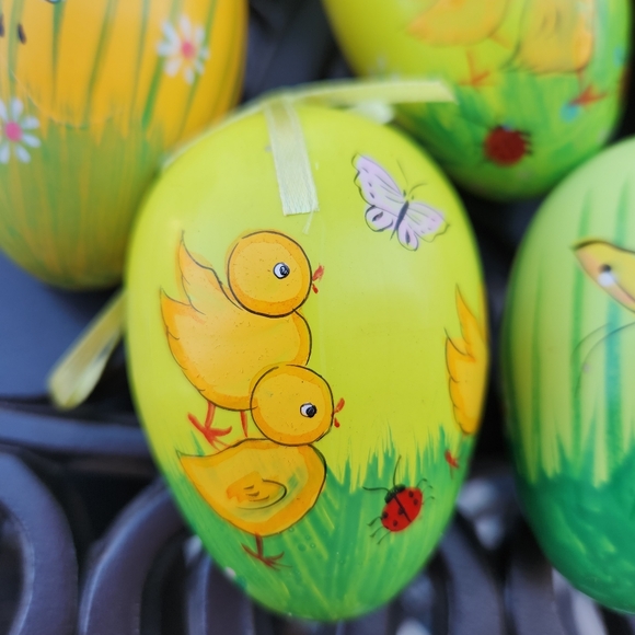 7 Painted Hanging Easter Eggs - Picture 4 of 8